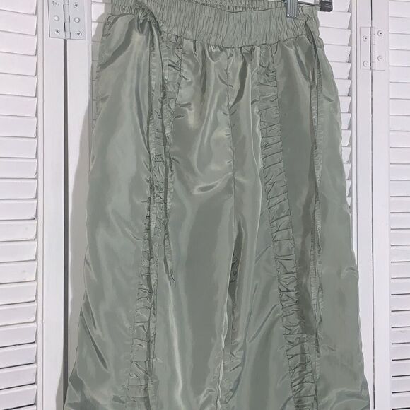 NWOT Miss 8 Olive Green Baggy Windbreaker Pants Women’s size Small  - Picture 2 of 11